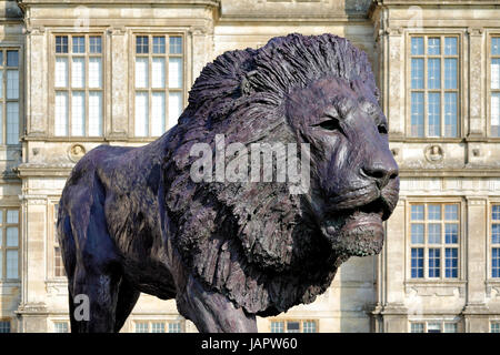 Longleat House, Wiltshire, UK. 17th March, 2016. A magnificent sculpture of a lion by African based sculptor Bruce Little. Stock Photo