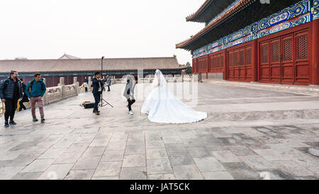 BEIJING, CHINA - MARCH 19, 2017: photographer and bride in photosession at courtyard of Imperial Ancestral Temple (Taimiao, Working People's Cultural  Stock Photo