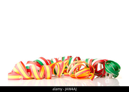 Luftschlangen als Partydekoration für Silvester und Feiern mit weißem Hintergrund Stock Photo