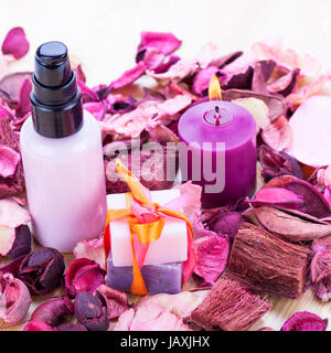 handgemachte seife und creme aromatherapie wellness objekte details blumen Stock Photo