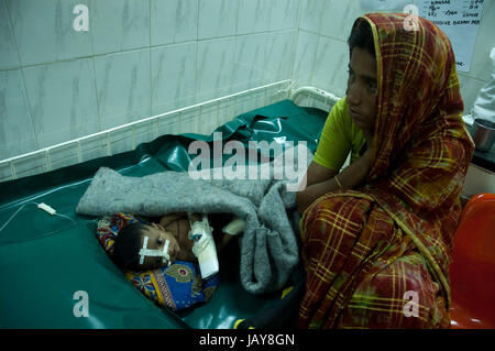 An infant with diarrhoeal disease at the “International Centre for Diarrhoeal Disease Research, Bangladesh”, ICDDR’B, popularly known as “Cholera Hosp Stock Photo