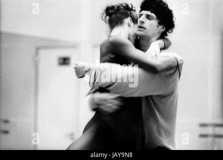 Darcey Bussell and Jonathan Cope rehearsing Chrstopher Wheeldon's Tryst for its premiere in May 2002 Stock Photo