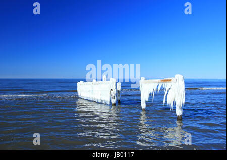 Eiszapfen an einem Holzzaun an der Ostsee, Nationalpark Vorpommersche Boddenlandschaft, Darss, bei Prerow, Mecklenburg-Vorpommern, Deutschland Stock Photo