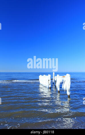 Eiszapfen an einem Holzzaun an der Ostsee, Nationalpark Vorpommersche Boddenlandschaft, Darss, bei Prerow, Mecklenburg-Vorpommern, Deutschland Stock Photo