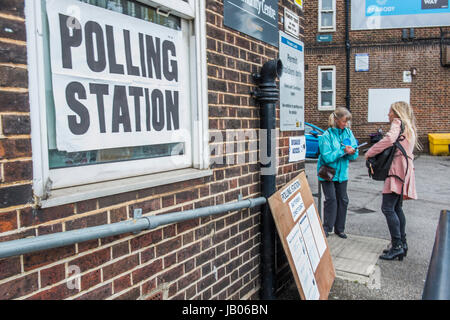 London, UK. 8th June, 2017. The Peabody estate near Clapham Junction - People arrive early and in large numbers at polling stations, for the general election, in the Wandsworth area. London 08 June 2017. Credit: Guy Bell/Alamy Live News Stock Photo