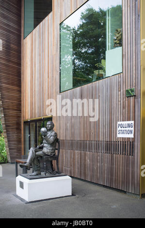 Woking, UK. 8th June 2017. Polling station at the Lightbox gallery in Woking with statue of H.G. Wells. Jason Wood/Alamy Live News Stock Photo