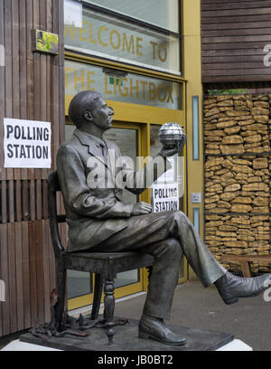 Woking, UK. 8th June 2017. Polling station at the Lightbox gallery in Woking with statue of H.G. Wells. Jason Wood/Alamy Live News Stock Photo