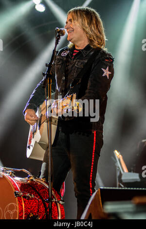 Isle of Wight. 8th Jun, 2017. Mike Peters with The Alarm at The Isle of Wight Festival 2017 Credit: James Houlbrook/Alamy Live News Stock Photo