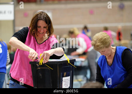 Hereford, Herefordshire, UK - Thursday 8th June 2017 - A count supervisor struggles to cut open the secure ties on a ballot box that has jut arrived at the election count centre in Hereford - Steven May/17�Թ����� Live News Stock Photo