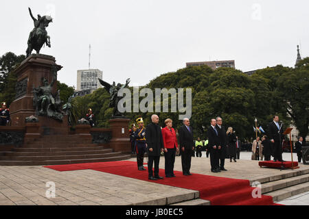 Buenos Aires, Argentina. 8th June, 2017. Chancellor of Germany Angela Merkel, the Mayor of Buenos Aires Horacio Rodriguez Larreta and the Argentine Vice Minister of foreign affairs Pedro Villagra Delgado during a wreath-laying ceremony at the Plaza San Martin square. Credit: Anton Velikzhanin/Alamy Live News Stock Photo