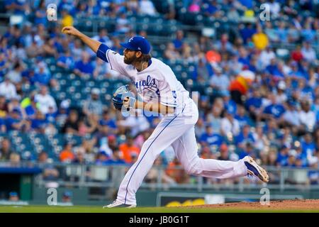 Kansas City, MO, USA. 08th June, 2017. Jason Hammel #39 of the Kansas City Royals pitches against the Houston Astros during the game at Kauffman Stadium in Kansas City, MO. Kyle Rivas/Cal Sport Media/Alamy Live News Stock Photo