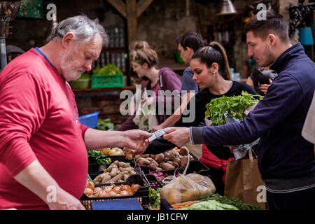 BUDAPEST, HUNGARY - AVRIL 15, 2016: a Sunday morning market in Ruin Bar - Szimplakert, Kazinczy Street Stock Photo