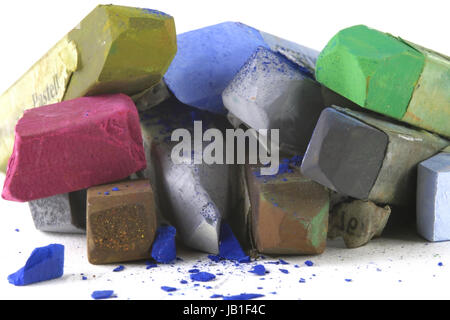 Pastellkreidestuecke in verschiedenen Farben, gebraucht auf einem Haufen Stock Photo
