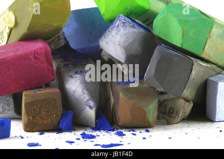 Pastellkreidestuecke in verschiedenen Farben, gebraucht auf einem Haufen Stock Photo