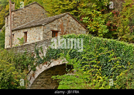 Stone bridge in the village of Tristeno, in the traditional region of Zagori, in the mountainous region of Epirus, Greece. Stock Photo