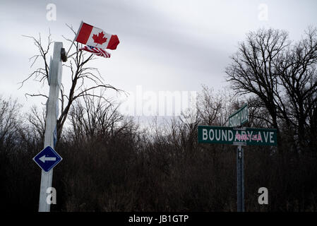 Arnaud De Grave / Le Pictorium -  Effects of the increased number of border jumpers at the border USA/Canada in Manitoba. -  23/04/2017  -  Canada / Manitoba  -  Emerson's border. The main points for border jumpers are the old custom post and the train tracks. The cross in the middle of the night. Stock Photo