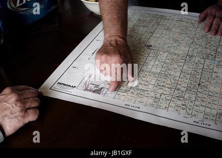 Arnaud De Grave / Le Pictorium -  Effects of the increased number of border jumpers at the border USA/Canada in Manitoba. -  19/04/2017  -  Canada / Manitoba  -  Doug Johnston shows the place where border jumpers cross at night on the map of Emerson. One can see the proximity of the border. Stock Photo