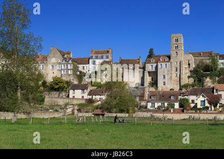 France, Seine-et-Marne (77) , Château-Landon et sentier aménagé // France, Seine et Marne, Chateau Landon Stock Photo