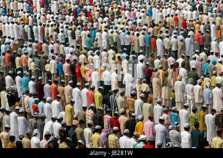 Thousands of people pray in front of the mosque at the Taj Mahal to celebrate the Muslim festival of Eid ul-Fitr in Agra, Uttar Pradesh, India. Stock Photo