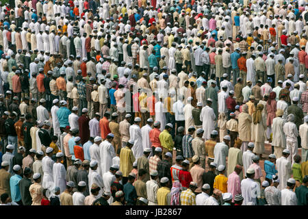 Thousands of people pray in front of the mosque at the Taj Mahal to celebrate the Muslim festival of Eid ul-Fitr in Agra, Uttar Pradesh, India. Stock Photo