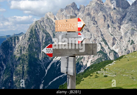Wegweiser aus Holz im Gebirge, wooden signpost in the mountains Stock Photo