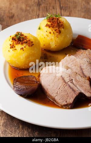 Bayerischer Schweinebraten und Kartoffelknödel Stock Photo