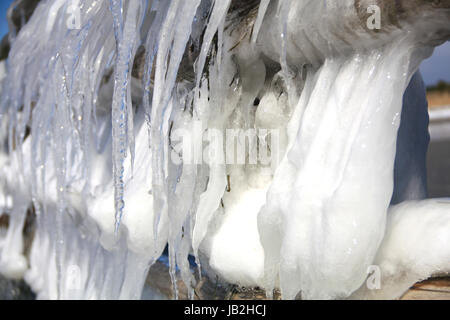 Eiszapfen an einem Holzzaun an der Ostsee, Nationalpark Vorpommersche Boddenlandschaft, Darss, bei Prerow, Mecklenburg-Vorpommern, Deutschland Stock Photo