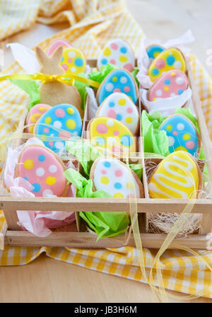 Kleine Kiste mit bunten Plaetzchen zu Ostern Stock Photo