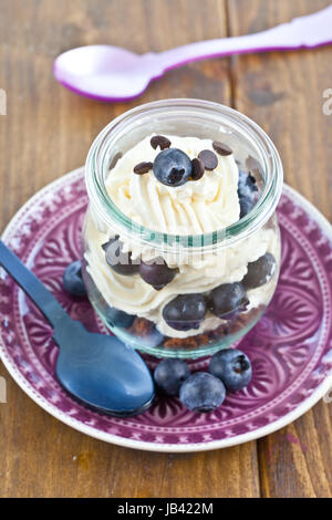 Cremiges Dessert in Schichten mit frischen Blaubeeren Stock Photo