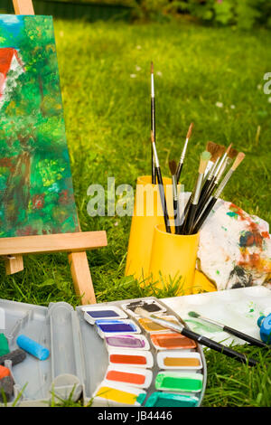 Farbe, Pinsel, Leinwand im Garten, colours, brushes, canvas in a garden Stock Photo