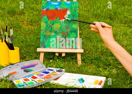 Malen mit Farbe, Pinsel, Leinwand im Garten, colours, painting with brushes, canvas in a garden Stock Photo