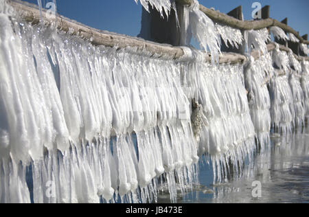 Eiszapfen an einem Holzzaun an der Ostsee, Nationalpark Vorpommersche Boddenlandschaft, Darss, bei Prerow, Mecklenburg-Vorpommern, Deutschland Stock Photo