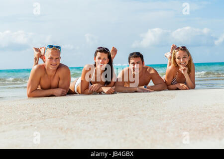 gruppe lachender junger leute am strand im sommer urlaub freizeit lifestyle Stock Photo