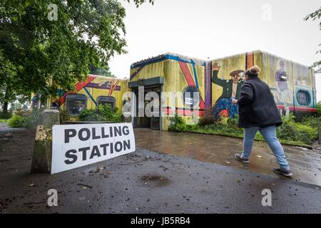 8/6/17  MANCHESTER   , UK.   The polls open for the 2017 General Election. Polling station at Newton Heath library Stock Photo