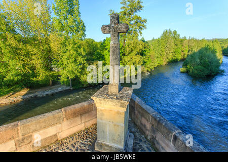 France, Aveyron (12), Saint-Côme-d'Olt, labellisé Les Plus Beaux Villages de France, croix au milieu du pont sur le Lot // France, Aveyron, Saint Come Stock Photo