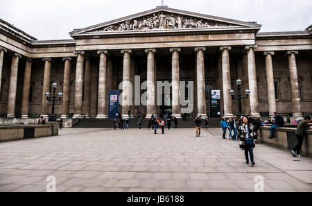 London, Visitors to the main entrance of the British Museum Stock Photo