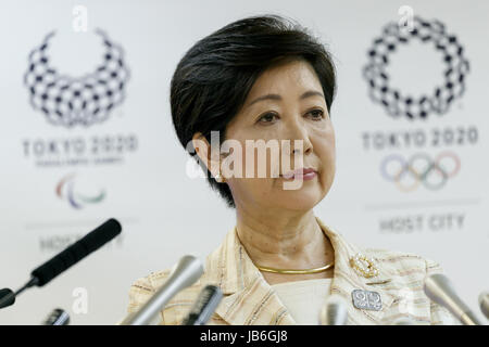 Tokyo, Japan. 9th June, 2017. Tokyo Governor Yuriko Koike attends her regular press conference at the Tokyo Metropolitan Government building on June 9, 2017, Tokyo, Japan. After her weekly news conference, staff took down the 2020 Tokyo Olympic background before Koike reentered the room as the leader of Tomin First no Kai (Tokyo Citizens First) to attend the Q&A sessions on the next Metropolitan Assembly election to be held on July 2. Credit: Rodrigo Reyes Marin/AFLO/Alamy Live News Stock Photo