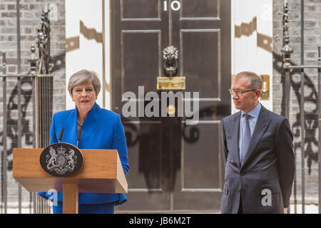 London, UK. 9th June, 2017. Theresa May returns, with her husband, from telling the Queen that she will form a coalition government with the DUP. She then makes a speech. Downing Street, London, UK 09 Jun 2017. Credit: Guy Bell/Alamy Live News Stock Photo
