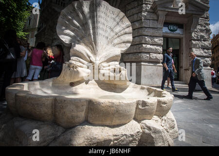 Rome, Italy. 9th Jun, 2017. Back to its ancient splendour the Fountain of Bees in Piazza Barberini, in the heart of Rome, inaugurated today after a restoration. The work was carried out thanks to a Group of Dutch patrons who financed them as ' symbolic gesture ' towards the city of Rome after the acts vandalism made February 2015 by a group of Feyenoorf fans at the Fontana della Barcaccia and thanks to the association ' Save the Barcaccia' that has raised funds. Credit: Andrea Ronchini/Alamy Live News Stock Photo