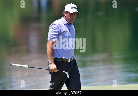 Memphis, TN, USA. 09th June, 2017. Phil Mickelson walks around the eighteenth green during the second round of the FedEx St. Jude Classic at TPC Southwind in Memphis, TN. Austin McAfee/CSM/Alamy Live News