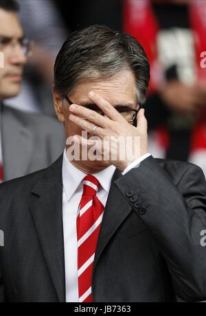 JOHN W. HENRY & WIFE LINDA PIZ LIVERPOOL FC OWNER ANFIELD LIVERPOOL ENGLAND  13 August 2011 Stock Photo - Alamy