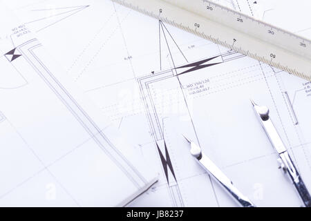 Architektonische Baupläne und Arbeitsmaterial für Architekten zur Vermessung im Böro auf einem Scheribtisch Stock Photo