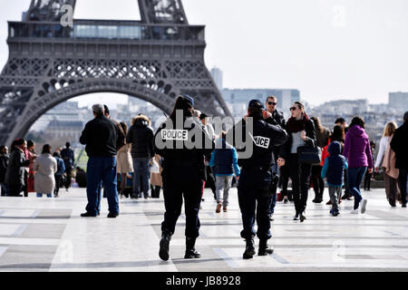 Police patrol at Trocadéro Tour Eiffel, Paris, France Stock Photo