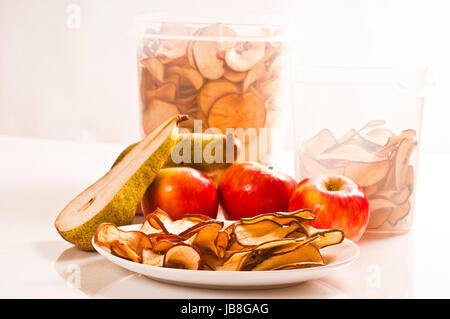 getrocknete und frische Birnen und Äpfel Stock Photo