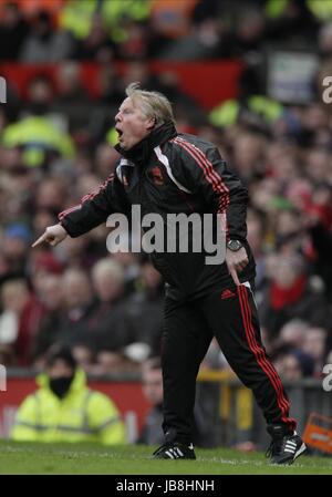 SAMMY LEE LIVERPOOL FC COACH LIVERPOOL FC COACH OLD TRAFFORD MANCHESTER ENGLAND 09 January 2011 Stock Photo