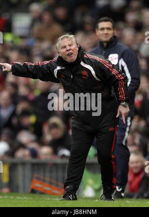 SAMMY LEE LIVERPOOL FC COACH LIVERPOOL FC COACH OLD TRAFFORD MANCHESTER ENGLAND 09 January 2011 Stock Photo