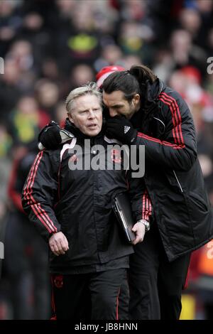 SAMMY LEE SOTIRIOS KYRGIAKOS LIVERPOOL FC COACH PL LIVERPOOL FC COACH & PLAYER OLD TRAFFORD MANCHESTER ENGLAND 09 January 2011 Stock Photo