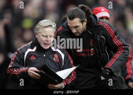 SAMMY LEE SOTIRIOS KYRGIAKOS LIVERPOOL FC COACH PL LIVERPOOL FC COACH & PLAYER OLD TRAFFORD MANCHESTER ENGLAND 09 January 2011 Stock Photo