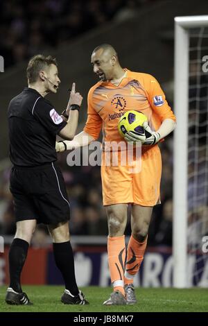 HEURELHO GOMES R JONES TOTTENHAM HOTSPUR FC TOTTENHAM HOTSPUR FC STADIUM OF LIGHT SUNDERLAND ENGLAND 12 February 2011 Stock Photo