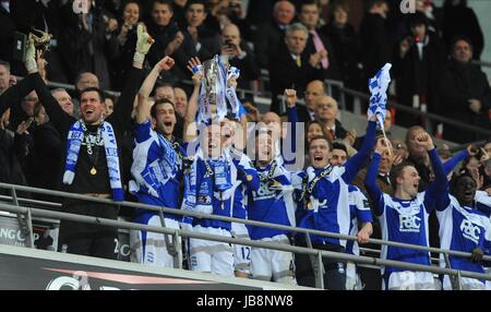 STEPHEN CARR LIFTS THE TROPHY BIRMINGHAM CITY FC WEMBLEY STADIUM LONDON ENGLAND 27 February 2011 Stock Photo